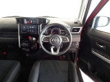 革巻きステアリングで快適な操作性の運転席です。