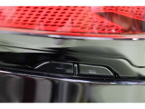 パワーバックドアの開閉スイッチを車両側面両側に配置。車両の横に立って操作できることで、後ずさりすることなくドア開度を確認しながら、任意の位置で安全に停止させることができます。