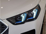 【LEDヘッドライト】先進のLEDテクノロジーを採用。放射される白色光の周波特性は太陽光に近く、バイキセノン・ヘッドライトを上回るコントラストで更に明るく輝きます!