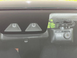 【スマートアシスト】走行中に前方の車両等を認識し、衝突しそうな時は警報とブレーキで衝突回避と被害軽減をアシスト。より安全にドライブをお楽しみいただけます。