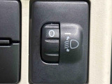 対向車や先行車への配慮が可能。積載物の状況に応じてヘッドライトの照射角度を手動調整できるスイッチ。