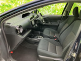 助手席側から運転席まわりまで見渡せる室内空間。前席のシートや足元がすっきりまとまり、乗る方それぞれが落ち着いて過ごせる雰囲気に仕上がっています。