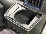 運転席側掘り込み式カップホルダー