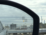 【ブラインドスポットアシスト】車線変更時に目視できない車を検知すると、検知した側のミラーに警告ライトが点灯。更にステアリングを制御し、アシストします。