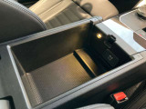 アームレストを上げると収納スペースとUSB電源があります。USBメモリ等を接続すると、車両側で音楽データを再生することができます。※非対応のものも有