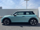 ご納車前には、MINIを熟知したメカニックによる100項目の点検・整備を行います。不具合箇所、交換時期に達している部品に関しましては、全て当社負担で交換してからのご納車となります。