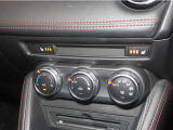 オート式エアコンは操作性が良好です。運転席とにはシートヒーターが装備されており、座面と背もたれをすばやく温め、寒い時期にも快適な運転環境を提供します。