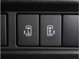 【両側電動スライドドア】ボタンを押すだけでスライドドアの開閉が可能。もちろんキーからの操作も可能。お子様を抱いている時・両手いっぱいの荷物を持っている時など非常に役立ちます。