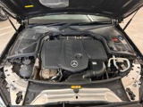 納車前整備はメーカー規定に基づき併設工場で入念に行います。メルセデス・ベンツ指定のツールと技術を用い、メーカーの研修を受けたメカニックがお客様のお車を整備いたします。神奈川運輸支局指定整備工場です。