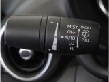 【オートワイパー機能】レバーをAUTOの位置にしているとき、レインセンサーが雨を感知すると、雨量に応じて、ワイパーが自動で作動します。