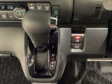 CVT車のセレクトレバーです。低速から高速まで、変速ショックのないスムーズな走りと、エンジン効率のよい領域を維持して燃費にも貢献します。サイドブレーキはスイッチ操作の電子制御パーキングブレーキです。