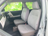 運転席と助手席は明るい色合いでまとめられ、座面と背もたれの柄が落ち着いた印象です。大きな窓から周囲を確認しやすく、同乗者もゆったり座れる前席空間となっています。