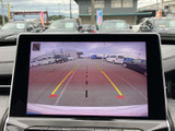 後方の映像に加えてガイドラインが表示され、駐車時に車両と周囲の位置関係を確認できます。バックでの車庫入れや狭い場所での取り回しをサポートします。