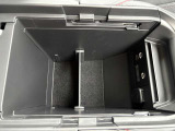 アームレストを開けば、中は収納スペースになっています。USBに対応しています。