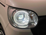 対象物が見やすく白く明るい光で夜間走行をサポートするBi-Angle LEDヘッドランプ(AFS【ステアリングに合わせてヘッドランプが進行方向を照らす】・オートレベリング機能付き)を搭載
