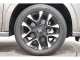 純正のアルミホイールが足元を飾ります!タイヤサイズは225/55R18になります。