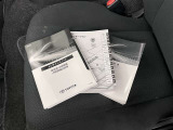 メンテナンスノート、取扱説明書ですね。 車の情報が凝縮されています。 車の整備記録が記載されている大事な物ですよ。