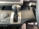 自然に手が届き、操作性の良いインパネシフトに、パーキングブレーキは、フットブレーキタイプなので、運転席と助手席の間はすっきりしています。