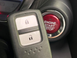 【Hondaスマートキー】カバンやポケットに入れたままでもドアの施錠・解錠が可能なスマートキーを装備。エンジンのオン・オフ時もカギを取り出す必要が無いからとっても便利です♪