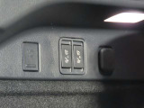 ステアリングスイッチはハンドルを握ったままで各種装備の設定・オーディオの操作が可能。その他衝突軽減ブレーキの設定や踏み間違い等も・・・