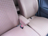前席には、ドライブ中にうれしいひじ掛けを装備!リラックスした姿勢で運転しやすく、毎日の通勤やお買い物など、普段使いにも便利な装備です。快適なドライブをサポートしてくれるうれしいポイントです♪