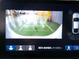 バックカメラの画像です。ガイドラインがスムースな車庫入れをサポートいたします。車庫入れの安心感がアップしますね。