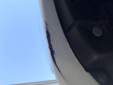 フロントバンパー下部に傷があります。
