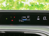速度やシフト位置、燃料残量などの情報がまとまって表示され、運転中も確認しやすい配置です。必要な情報をひと目で把握しやすく、日常の運転をサポートします。