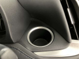 便利なカップホルダーを装備しています。缶ジュースを開けて運転していると振動で倒れないかヒヤヒヤ、意外と置き場に困るもの。 意外に重要な装備ですね。