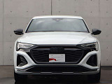 ●一目でAudiとわかる特徴的なシングルフレームグリル・LEDランプ。精悍なフロントマスクからAudiのスマートで上品なブランドを連想させてくれます。女性にも大変ご好評頂いております。