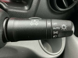 【オートライト】車のセンサーが周囲の明るさを感知し、自動でヘッドライトを点灯・消灯する機能です。この機能は夕暮れ時の交通事故が多い時間帯の安全性を高めてくれます。