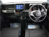 運転にかかわる様々な操作を安全に行えるように視点移動が少なく、操作性に配慮されたスイッチ類が凝縮されたコクピットです。