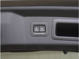 【パワーリアゲート】スイッチを操作することにより、リアゲートが自動で開閉します。自動開閉中のリアゲートを、半開以上の位置で止めることができます。