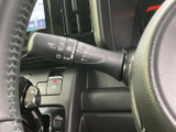 左右のスポークにスイッチを備え、手元で各種操作を行いやすい設計です。握りやすい円形の形状で、運転席まわりの操作をまとめて使える便利な装備です。