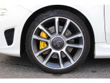 Bremboブレーキキャリパーを装備。アバルトらしい躍動感のある足元を演出します