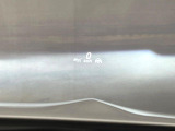 ●ヘッドアップディスプレイ:現在の速度や走行情報をデジタル表示で運転席前方のガラスに投影!運転中、視線をずらさず必要な情報を確認できるのでとっても便利で安心!