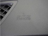 ◆助手席エアバッグ◆SRSエアバッグは、シートベルトだけでは防ぎきれない衝突時の衝撃から乗員を守るための安全装置。衝突時に瞬時に膨らみ、頭部や胸部がダッシュボードに直接衝突するのを防ぎます。