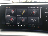 【衝突被害軽減ブレーキ】3段階で作動。1注意喚起マークが表示(視覚)。2警告音により注意喚起(聴覚)。3車両が自動でブレーキ介入。3段階により、過度な介入を控え、もしもの時には事故を軽減してくれます。