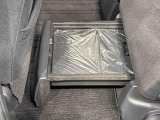 フロアに,直接置きたくない荷物はリアシートの足元からサッと引き出せる「置きラクボックス」へ!