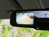 後方の様子をモニターで確認でき、駐車時の周囲確認をサポートします。画面には目安となるガイド線も表示され、車庫入れや狭い場所での駐車に便利な装備です。