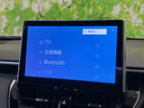 TVや交通情報、Bluetooth、USBなどの項目が並び、使いたいメニューを画面上で確認できます。音楽や情報の選択肢をまとめて把握しやすく、日々の車内時間に便利な装備です。
