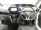 運転席からの視界はこんな感じです☆お気軽にご来店いただき、実際に座って是非お確かめください。ドライバーに寄り添う快適な操作フィールをもたらすステアリングです。