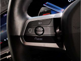 運転中にもオーディオの音量やFMの切り替えなどステアリングでの操作で切り替え可能なため、ステアリングから手を放す必要がない為、運転中でも操作が簡単でございます。