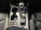 格納式のドリンクホルダー付きです。ドリンクホルダーとしてはもちろん、スマホや長財布を収納することだってできますよ。
