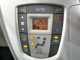 【オートエアコン】一度お好みの温度に設定すれば、車内の温度を検知し風量や温度を自動で調整。暑い&hellip;寒い&hellip;と何度もスイッチ操作をする必要はありません。快適な車内空間には必須の機能ですね♪