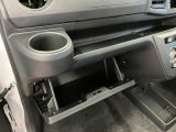 グローブボックスなどの多彩で便利な収納が設けられています