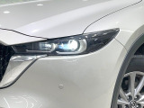 【LEDヘッドライト】悪天候や夜間走行時も良好な視界を確保し安心して運転できる高輝度LEDヘッドライトを装備!点灯速度が早く、消費電力も抑えられています。