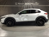 CX-30のスタイリングを特徴付けているのが、ボディ下部に取り回されたクラッディングパネルです。ボディ面を薄く見せることと、SUVらしい力強さを表現しています♪