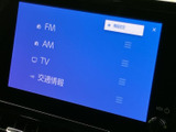 ラジオやテレビ、交通情報などを選べるメニューを備え、日々の移動中に必要な情報へアクセスしやすい構成です。画面上の項目も見分けやすく、目的に合わせて使い分けられます。