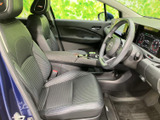 運転席と助手席には身体を支える形状のシートを備え、前方へ広がる視界も確認しやすい空間です。ドア側まで落ち着いた色調でまとめられ、乗り込む方にも過ごしやすい印象を与えます。
